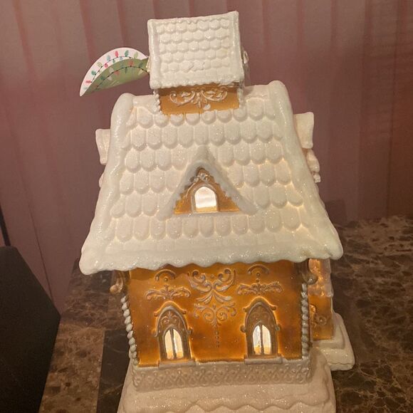 Gingerbread house- lights up! - Picture 12 of 16